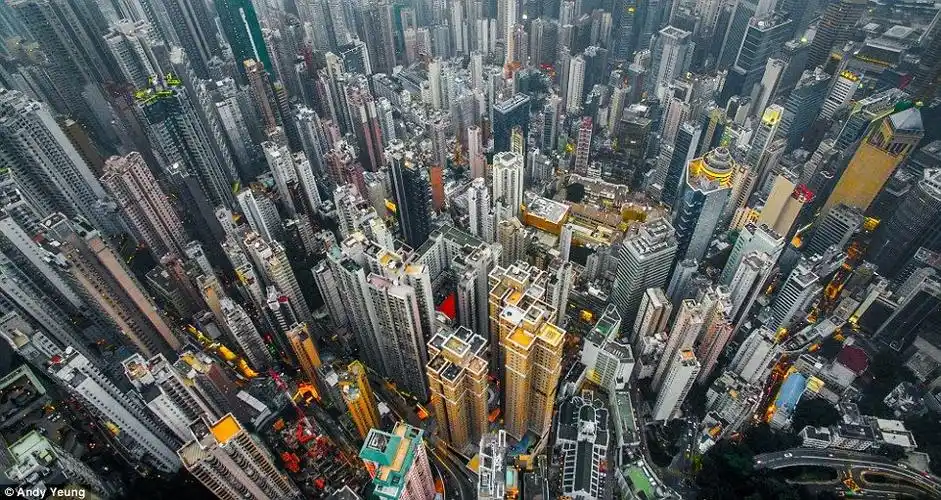 摄影师高空俯拍高楼林立香港