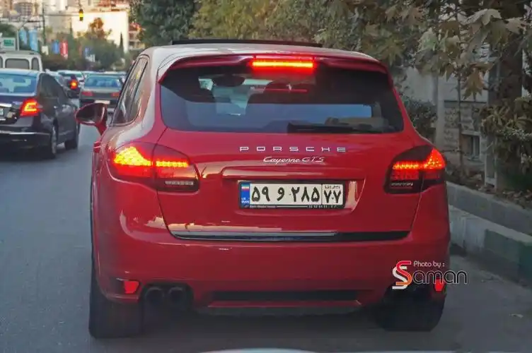 车牌和商场的标价都是看不懂的波斯文,拿这台卡宴(配置|询价)的车牌来