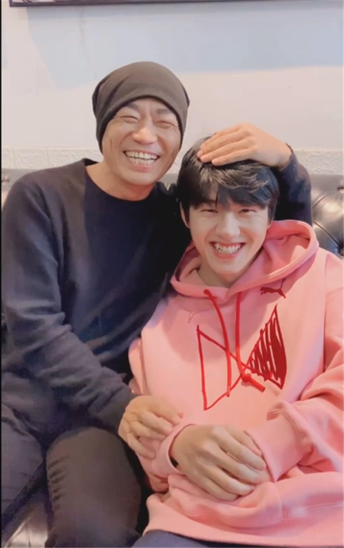 王宝强晒和刘昊然合照,兄弟感情血浓于水_腾讯新闻