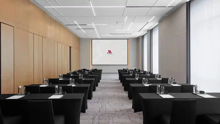 多功能厅课桌式布置