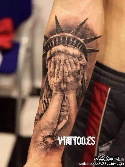 手臂自由女神纹身图案