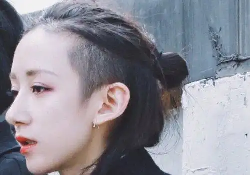 剃鬓角发型用对了是酷用错了是傻给后脑的头发和鬓角的头发全部做成