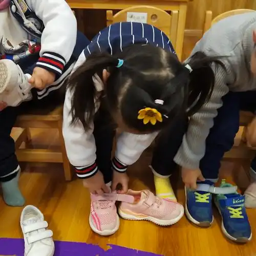 小二班—我会自己穿鞋