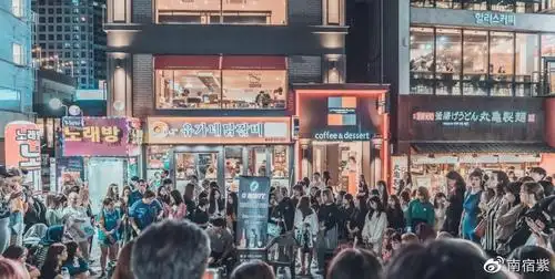 综艺大比拼之弘大夜市弘大夜市就是一个综艺比拼的大舞台,地面也