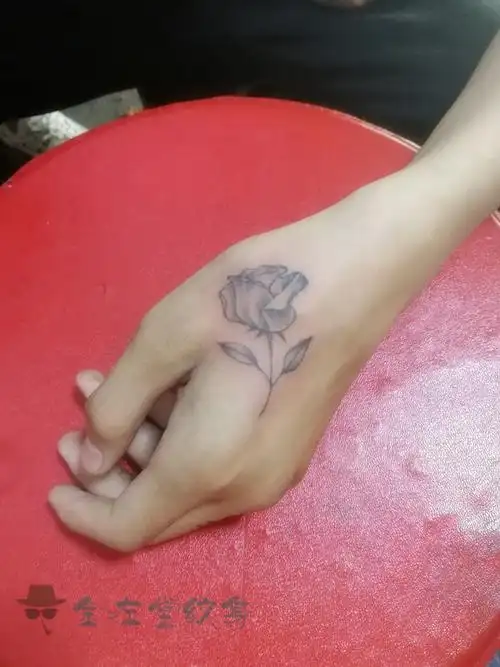 小清新玫瑰纹身虎口 金左堂纹身
