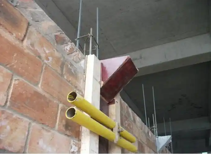 构造柱模板上端留设的进料口