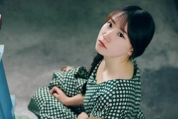 恬静女孩夏日眼神清澈性感迷人诱惑写真