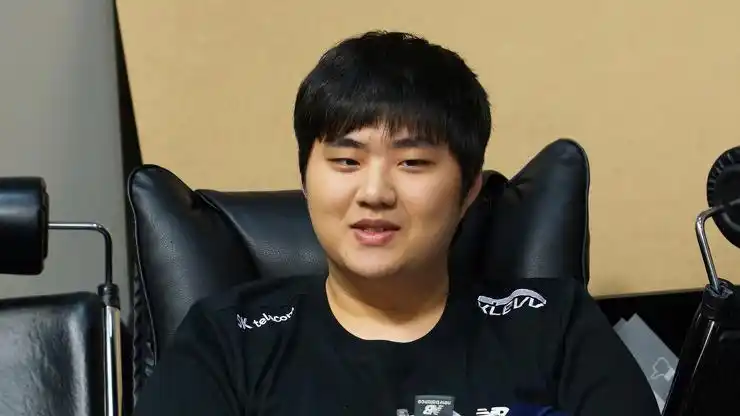 skt t1全员核心1v1采访翻译第一部分 bang&tom&faker