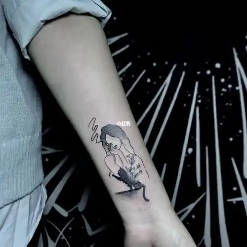 手腕疤痕遮盖纹身少女与猫