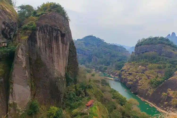 春游武夷山体验比山更美的大红袍