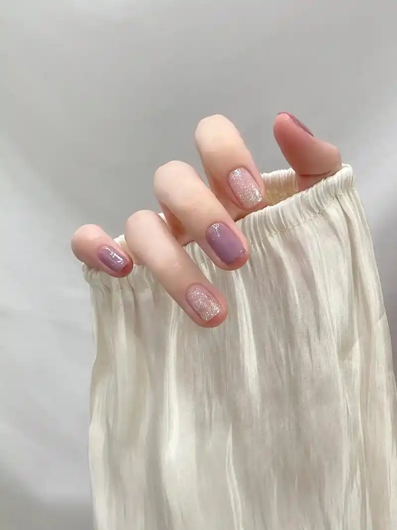 温柔冰透紫跳色美甲