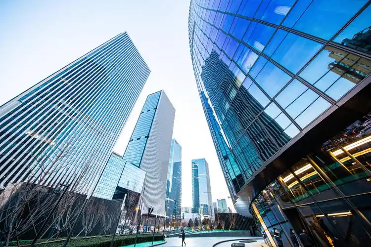 随着地铁14号线丽泽商务区站通车,丽泽的交通更加便利,往来的人群络绎