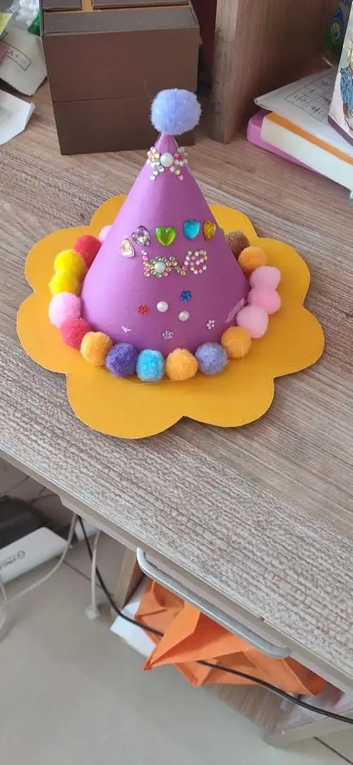 长河小学三年级美术学科手工课《千姿百态的帽子》作品展