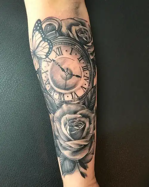斜先生小臂玫瑰钟表蝴蝶纹身图案