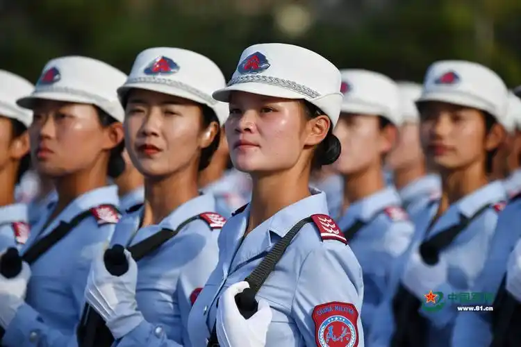 漂亮女民兵丨从"阅兵明星"转身"警营绿花"_军事_中国网