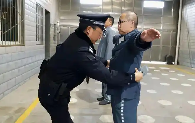 监狱里服刑人员为什么要剃光头