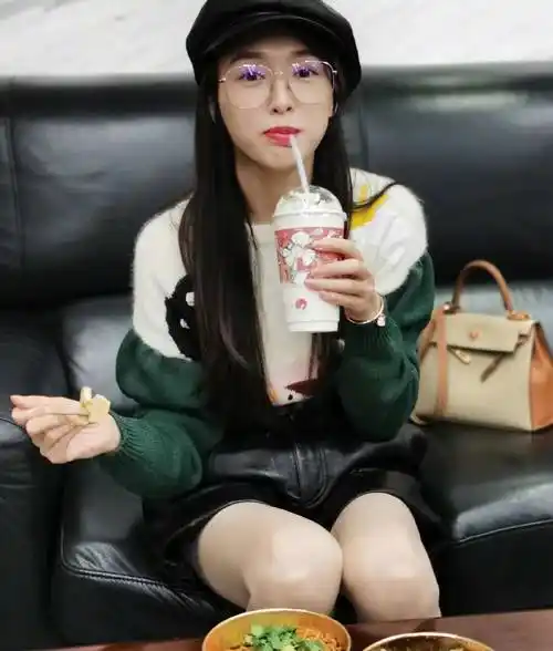 唐嫣晒出的第二张照片是一张自拍照,照片中的唐嫣带着深枣红色的