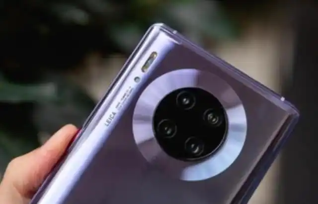 配备前置单摄像头所以相比起华为p30的常规设计,华为mate30正面拥有更