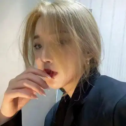 真人高冷女生头像成熟