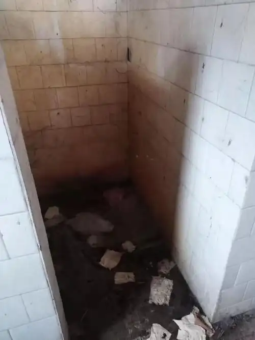 谁来管管这里的公共厕所?