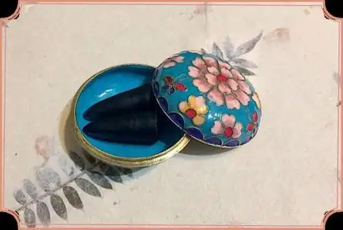 【螺子黛】螺子黛弯曲的幅度相当大,同时眉毛的这种弧度是从眼头长长