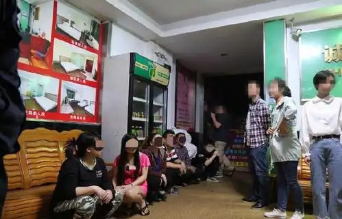 深圳警方突击扫黄卖淫女抱头蹲一排