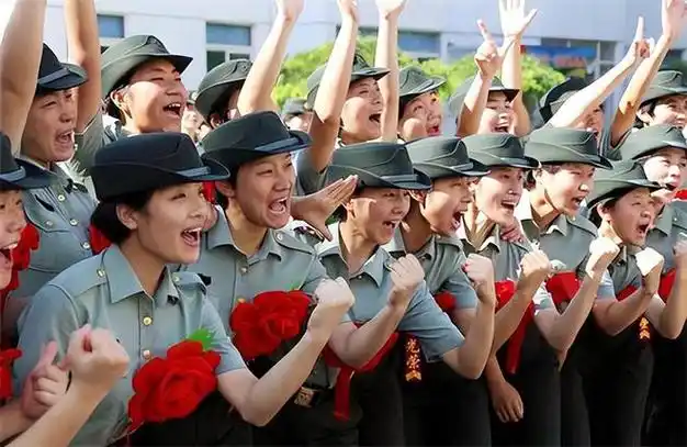 99年阅兵仪式上最美双胞胎女兵一夜爆火可后来为何选择平淡