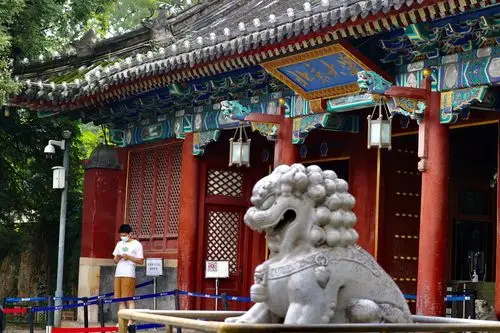 《北京大学》传统的中国文化,门口蹲着俩狮子,门上面有一块匾