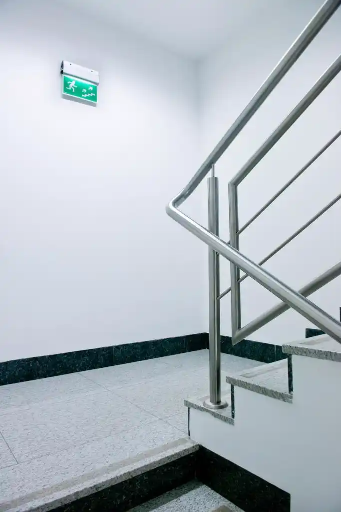 楼梯间 ,在办公大楼的紧急出口的楼梯