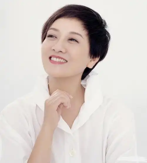 美人在骨不在皮,邓婕年过60仍迷人,18岁时的照片更是惊艳四方