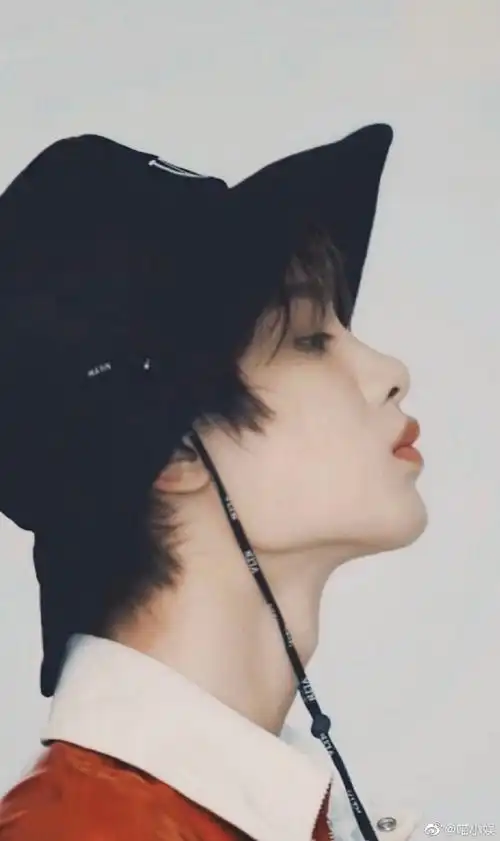 侧颜帅哥图鉴#感受一下黄明昊的完美侧颜 致命喉结鲨,双重性感完全