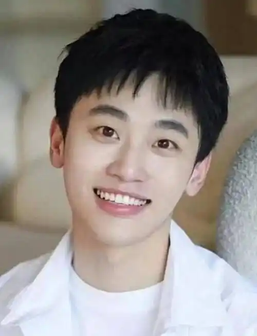 夏季男生流行发型潮男必剪的男生短发