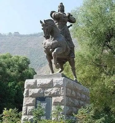 一将军功劳很大,现在雕塑每天被上千人摸,原因搞笑!