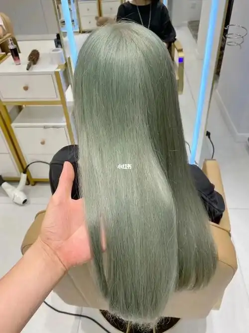 色调偏向于青色带有雾感出门被追问发色之一     雾感青灰色两段发色