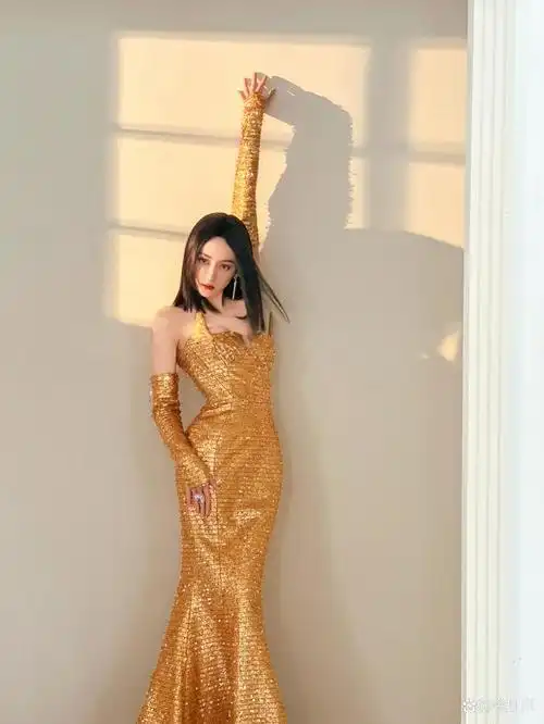 这款连衣裙的设计非常精致,抹胸的设计展现了迪丽热巴优美的肩部线条