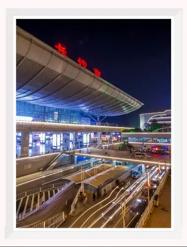 雨花区长沙南站设计造型体现湖南"山水洲城"的地域特色,溶入了潇湘