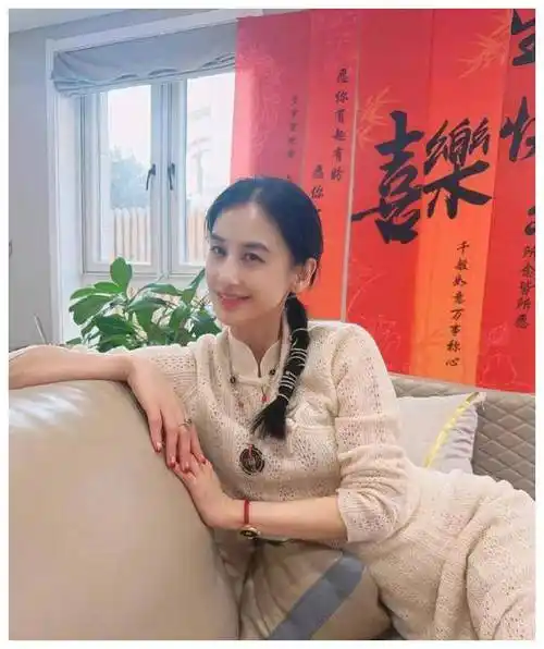 黄圣依素颜过元宵 育儿教科书 十二岁儿子状态大曝光_何超莲_笑容
