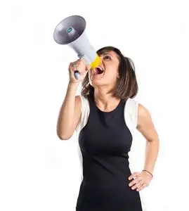 在白色的背景女孩在喇叭喊男孩拿着扩音喇叭喊男人拿着喇叭大喊着