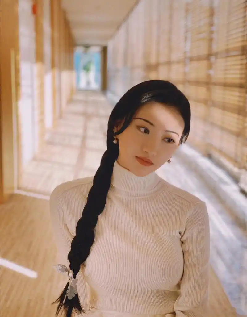 景甜分享自己的藤系麻花辫 单侧编发经典时尚,小细节的处理则更显别致