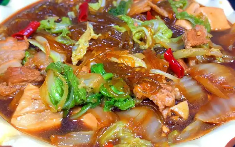 吃了30年白菜猪肉炖粉条,终于掌握了好吃秘诀,之前第一步就错了