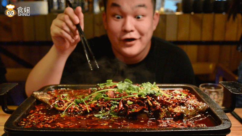 香辣烤鱼(江团) 128元/份香辣烤鱼有草鱼和江团,我选了刺少的江豌鱼