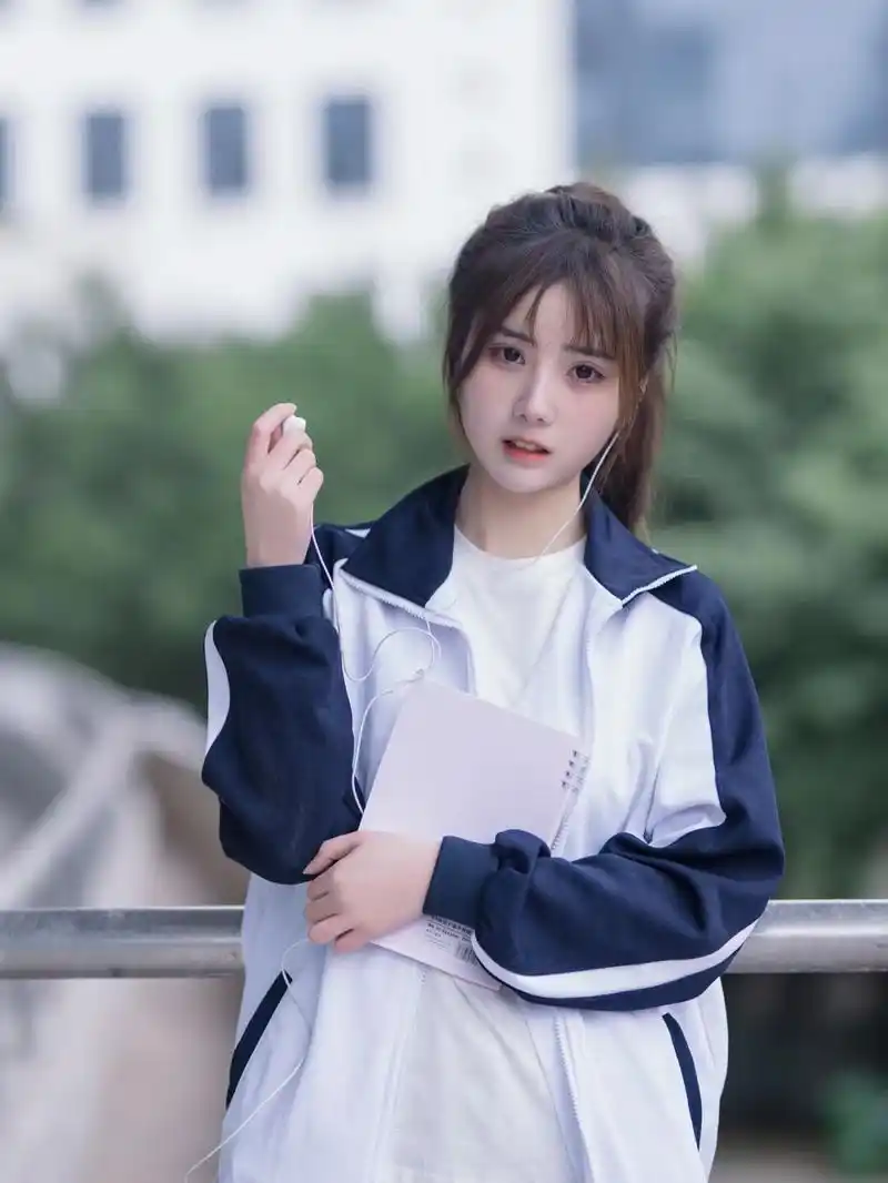 漂亮女孩穿校服的样子好美,在那些岁月中,这个年纪总是让人难忘