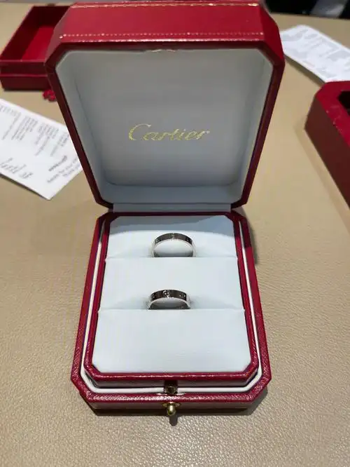 卡地亚love系列婚戒异国情侣