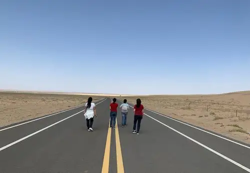 偶尔有几个马路天使在路上摆拍