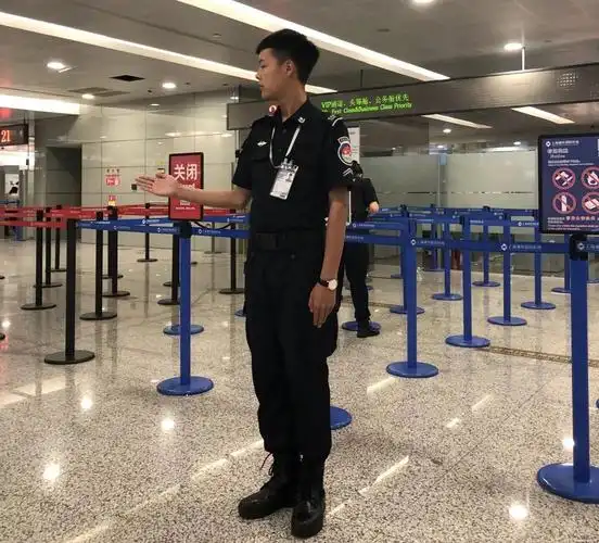 大雨中依然规范查验图片来源:上海机场股份安检护卫保障部 徐程机坪科