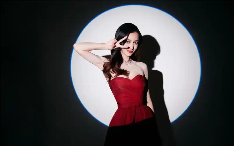 抹胸裙美女angelababy香肩图片-美女壁纸-高清美女图片-第7图-娟娟