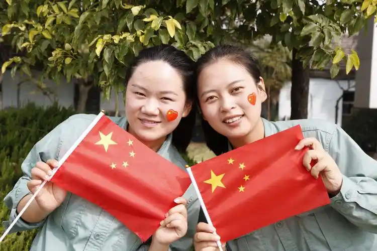 与国旗合影 为祖国喝彩