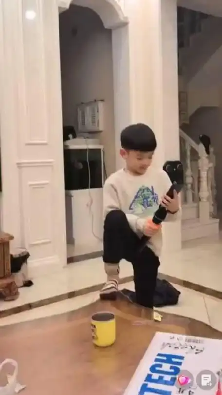 高迪大美儿子小果冻动情演唱我把往事化如烟