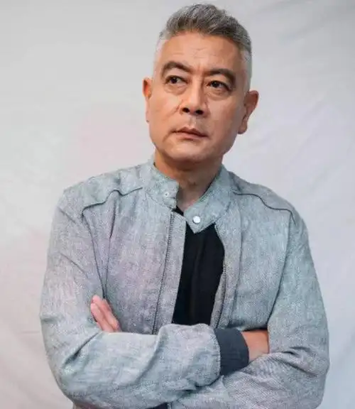 巫刚与赵英离婚19年后,一个63岁无儿无女,一个成女富豪