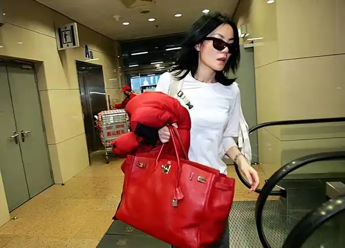 天后王菲年轻时的街拍时尚,又酷又美又飒,难怪谢霆锋一直爱她_女明星